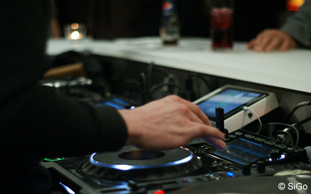 DJ in einem Club in Rotterdam