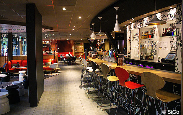 Lounge im Ibis Rotterdam City Centre